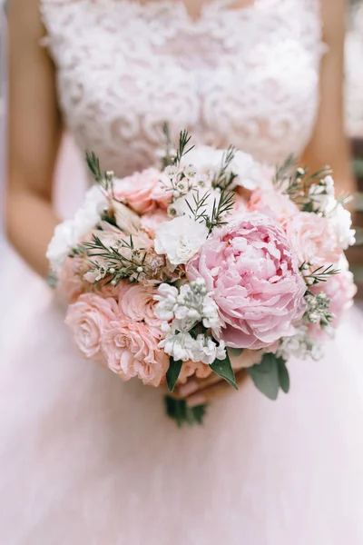 Brautstrauß in den Händen der Bräute. Braut im Garten. — Stockfoto