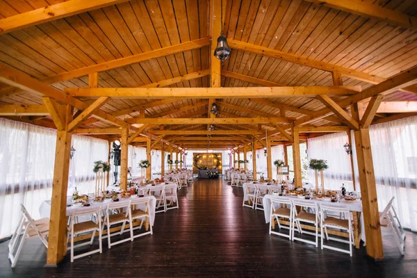 Siyah çatı ile yeşillik ile dekore şık ahşap restoran 