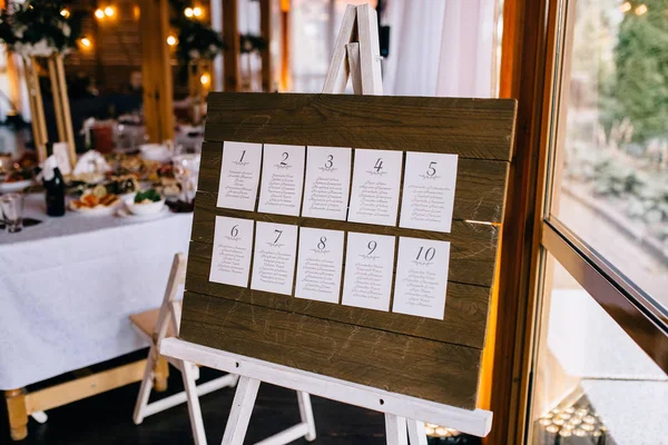 Elegante restaurante de madeira decorado por vegetação com loft preto — Fotografia de Stock