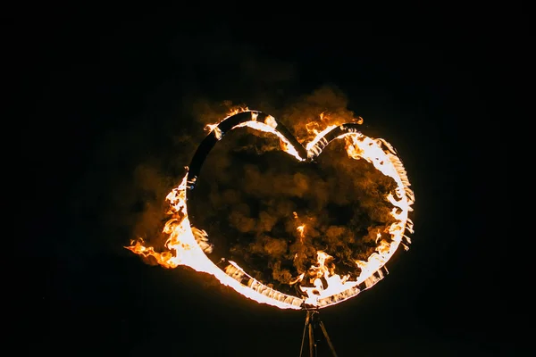 Вогняне серце вночі — стокове фото