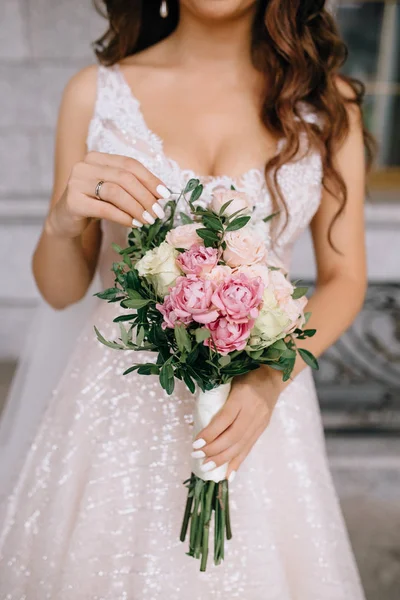 Braut und schönen Brautstrauß. Hochzeitstag — Stockfoto