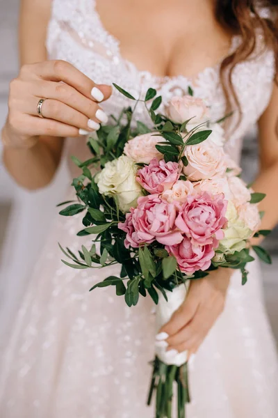 Braut und schönen Brautstrauß. Hochzeitstag — Stockfoto