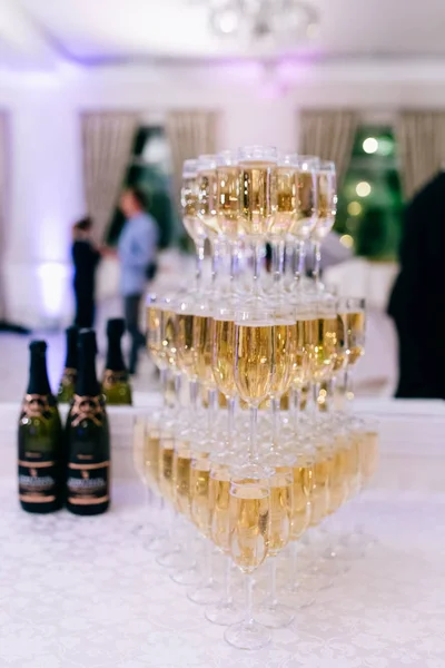 Champagneglazen. Partij en vakantie feest concept. — Stockfoto