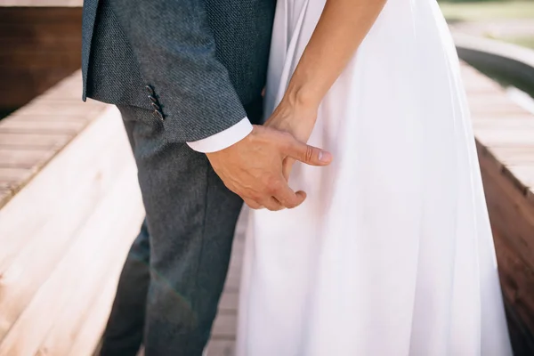 Vista de cerca de una pareja casada cogida de la mano —  Fotos de Stock