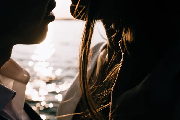 Close up retrato de um belo jovem casal esperando para beijar em — Fotografia de Stock