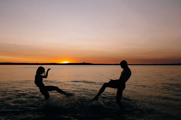 Feliz alegre pareja tener divertido corriendo al mar juntos y —  Fotos de Stock