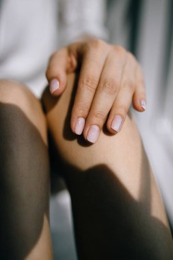 Beyaz yandan Fransız manikürlü