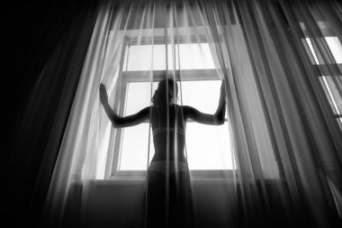 Pencerenin yanında poz beyaz iç çamaşırı güzel genç kız