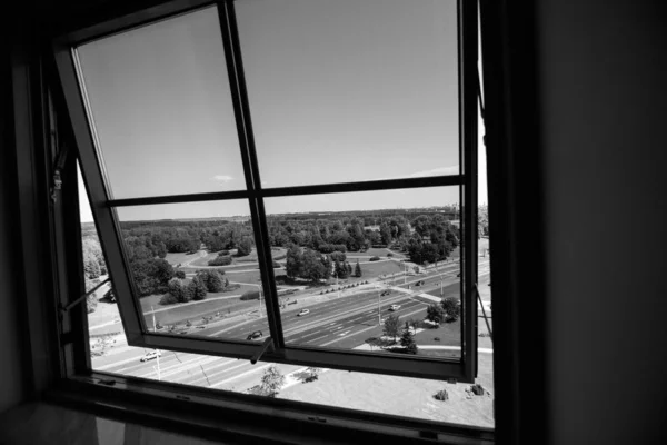 Vista panorâmica da janela e cidade grande agradável — Fotografia de Stock