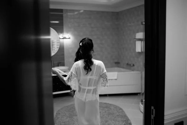豪華なバスルームでセクシーな女性の戦利品 — ストック写真