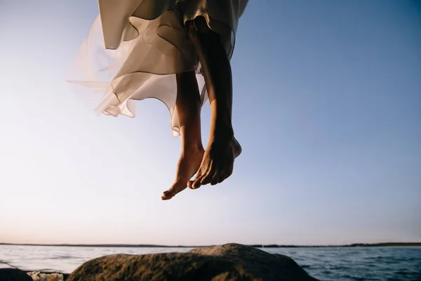 Lábát egy menyasszony jumping. Esküvő napja — Stock Fotó