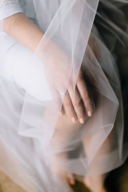 elinde nişan yüzüğü ile peçe genç gelinin yakın çekim kısmi görünümü
