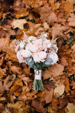 parkta sonbahar yaprakları üzerinde ihale çiçekler ile güzel düğün buketi yakın çekim görünümü