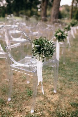 açık düğün töreni için hazır çiçek süslemeleri ile boş sandalyeler   