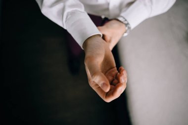 sabah beyaz gömlek giyen damat yakın çekim kısmi görünümü