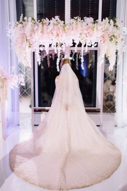 pencereye bakan gelinlik güzel genç gelinin arka görünümü