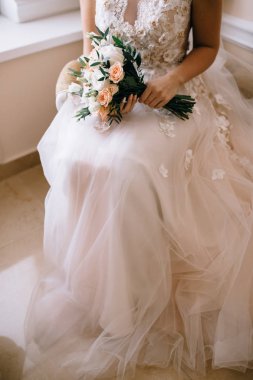 kapalı buket tutan gelinlik güzel genç gelinin kırpılmış bok, yüksek açı görünümü