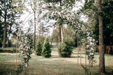 düğün töreninde açık beyaz çiçekler ile güzel düğün kemeri