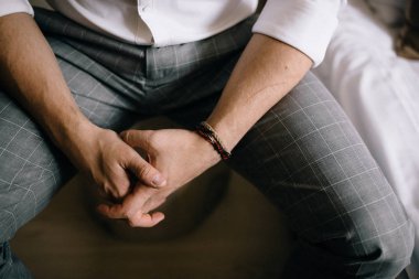 beyaz gömlek ve takım elbise pantolon kapalı oturan adam kırpılmış atış