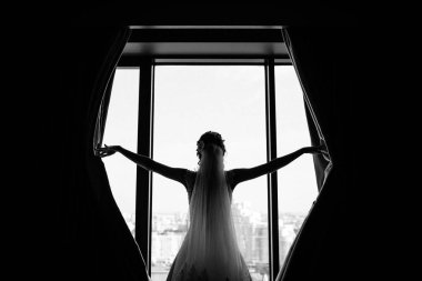 gelinlik ve peçe pencere ve açılış perdeleri, siyah beyaz görüntü yakınında duran genç gelinin arka görünümü