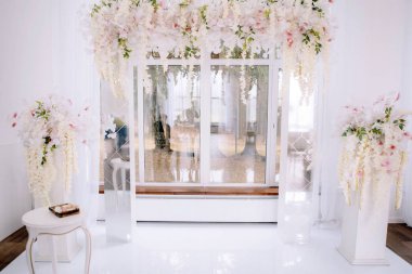 ihale beyaz ve pembe çiçekler düğün töreni için hazır dekore iç