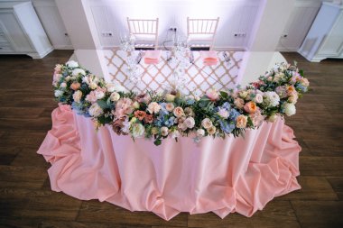 düğün resepsiyonunda masada boş sandalye, gözlük ve çiçeklerin yüksek açı görünümü 