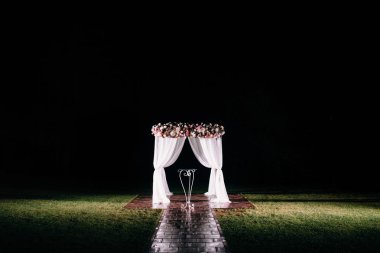 güzel düğün kemer gece beyaz kumaş ve çiçeklerle dekore