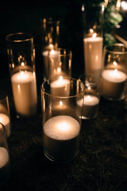 karanlık yüzeyde güzel yanan mumların yakın çekim görünümü