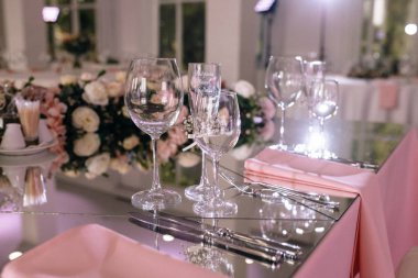 düğün resepsiyonunda masada boş gözlük ve çiçek süslemeleri yakın çekim görünümü