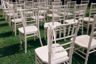 açık düğün töreninde kurdele ve yay ile süslenmiş boş sandalyeler