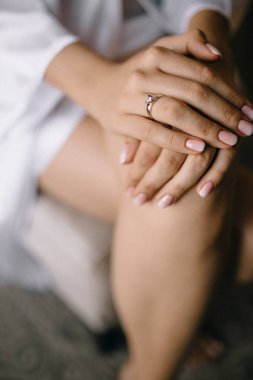 güzel manikür ve nişan yüzüğü ile genç gelinin elleri, atış kırpılmış