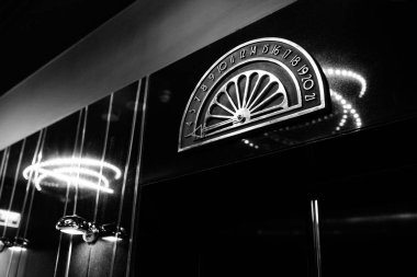Retro tarzı. Modern tasarımda iç detaylar. Asansör kat göstergesi. Lüks otel.