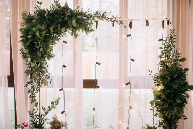 güzel çiçek süslemeleri ve düğün resepsiyonda ampuller asılı