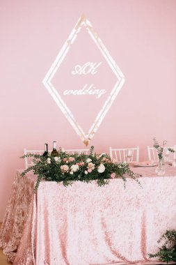 düğün resepsiyonda pembe masa örtüsü ile masada güzel çiçek süslemeleri