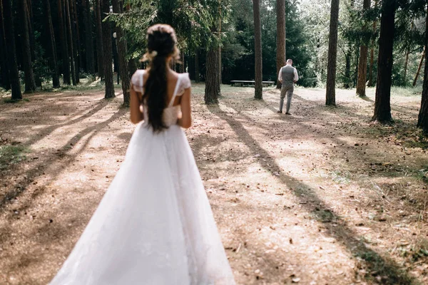 Tillbaka Syn Vackra Unga Brud Bröllopsklänning Tittar Brudgummen Stående Skogen — Stockfoto