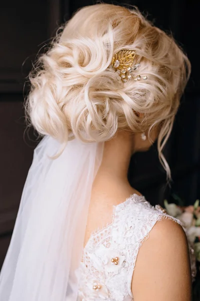 美丽的年轻金发新娘与优雅的发型和面纱的背面视图 — 图库照片