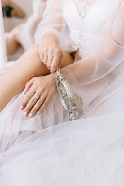ヴィンテージミラーを保持する白いウェディングドレスで花嫁のトリミングショット — ストック写真