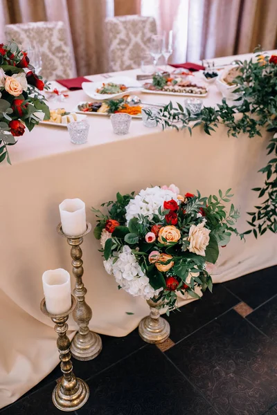 Leckeres Essen Und Florale Dekorationen Auf Dem Tisch Mit Rosa — Stockfoto