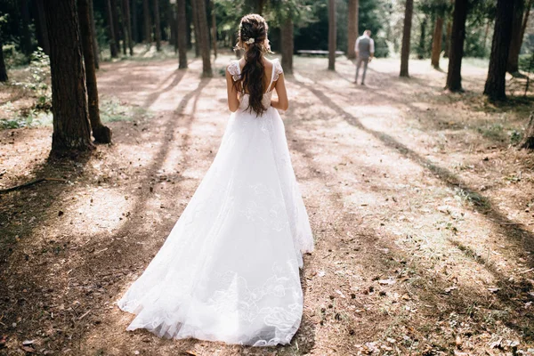 Back View Beautiful Young Bride White Wedding Dress Standing Forest — Stock Photo, Image