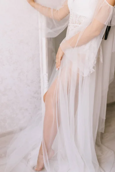Cortado Tiro Jovem Noiva Descalça Concurso Vestido Branco Posando Dentro — Fotografia de Stock