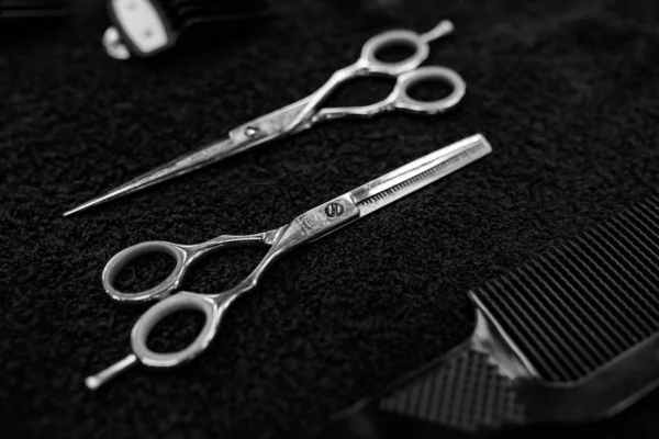 Nahaufnahme Von Professionellen Friseur Tools Auf Schwarzem Hintergrund — Stockfoto