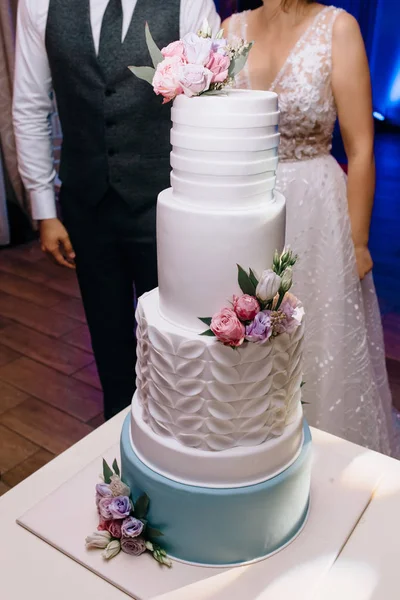 Tiro Cortado Noiva Noivo Perto Bolo Casamento Bonito Durante Celebração — Fotografia de Stock