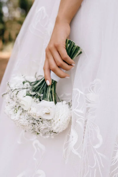 Nahaufnahme Der Jungen Braut Weißen Kleid Mit Schönen Brautstrauß Freien — Stockfoto