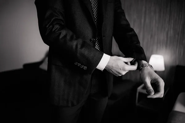 Tiro Recortado Noivo Vestindo Jaqueta Terno Elegante Parte Manhã Imagem — Fotografia de Stock