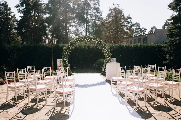 Leere Stühle Und Schöner Hochzeitsbogen Mit Blumen Freien — Stockfoto