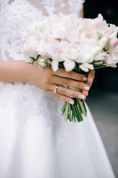 Nahaufnahme Teilansicht Der Jungen Braut Weißem Kleid Mit Schönem Brautstrauß — Stockfoto