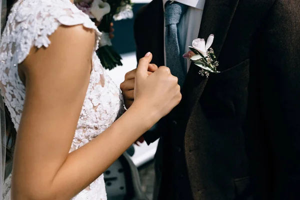 Levágott Lövés Fiatal Menyasszony Vőlegény Kezét Állt Össze Autóban — Stock Fotó