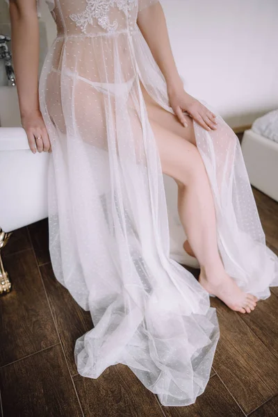 バスタブに座っている白いドレスで若い花嫁のトリミングショット — ストック写真