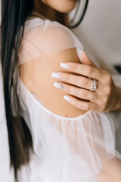 Vista Cerca Hermosa Novia Joven Con Manicura Perfecta Anillo Compromiso — Foto de Stock