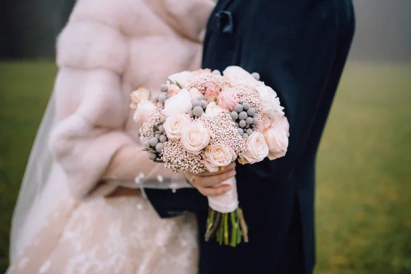 Przycięte Gorący Ślub Para Przytulanie Zewnątrz Oblubienica Gospodarstwa Elegancki Bukiet — Zdjęcie stockowe